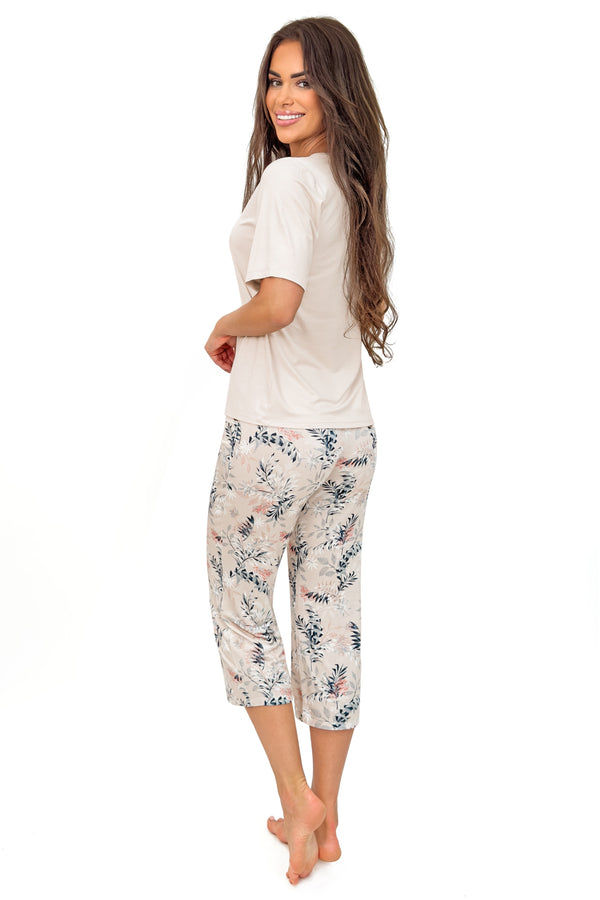 Pijama damă din viscoză, cu pantaloni 3/4, cu imprimeu floral, model GOYA