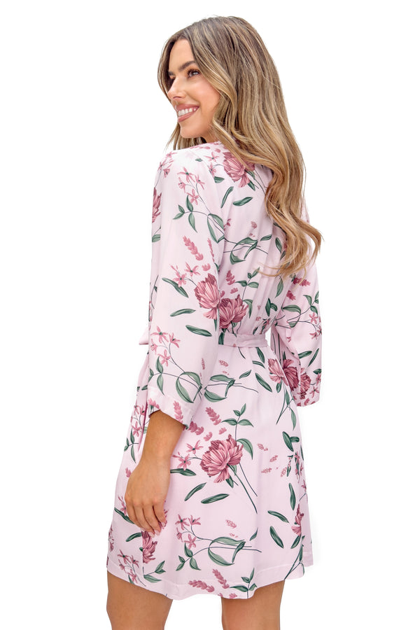 Halat damă GABRIELA din vâscoză — model scurt cu imprimeu floral roz pudrat