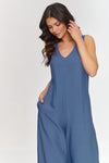 Elegancki kombinezon z dekoltem w serek blue jeans M882