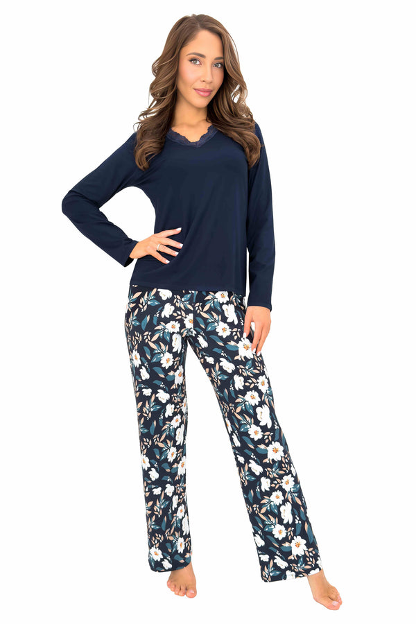 Pijama damă IRENE long purtată în picioare, pantaloni drepți cu imprimeu floral