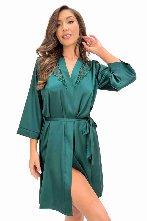 Halat damă Mela verde smarald din satin — mânecă trei sferturi, lungime până la jumătatea coapsei, mărimi 36/S–44/XXL