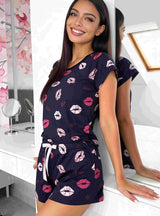 Pijama damă bumbac „Kiss Short” — bluză kimono, imprimeu cu buze