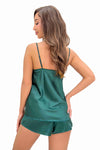Pijama satin Mela 1/2 verde smarald — vedere din spate, pantaloni scurți largi, fabricat în UE